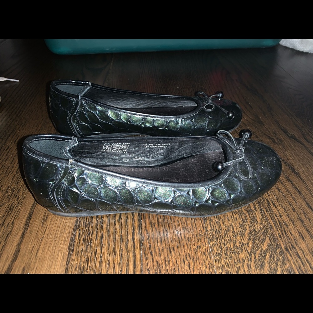 EUC Size 4 girls Cole Haan shoes.